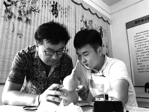 东昌葫芦雕刻大师于凤刚带徒弟